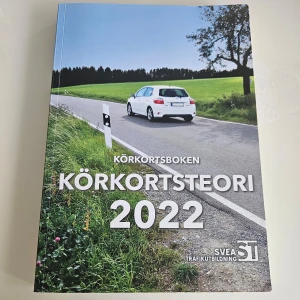 Körkortsbok - En helt oanvänd teoribok till körkortet som jag köpte men sedan inte använde då jag hittade andra sätt att plugga. Även om boken är från 2022 så är all information i boken relevant!