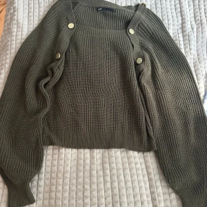 Tröja från Vero Moda  - Olivgrön tröja med guldknappar, och ballongärm. Storlek M men passar också S.  Använd 1 gång.  