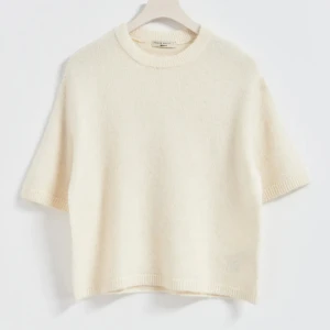 Stickad tshirt - Säljer denna as snygga stickade tröjan från Gina, ”knitted top”💕 använd Max 5 gånger och är i mycket fint skick, nypris är 299kr mitt pris är 200kr