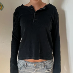 Tröja - Svart långärmad tröja från Brandy Melville med knappar 