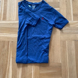 Ralp Lauren T-shirt  - En typ helt ny Ralph Lauren T-shirt  Perfekt inför skolstarten  Säljer för den int används så mycket Pris kan diskuteras 
