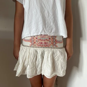 Kjol - Jättesöt kjol från zara, den är i storlek xs/34 men passar mig som har storlek s🥰