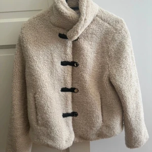 Teddy jacka💕 - Säljer denna supersöta teddy jacka då den tyvärr är förliten för mig💗