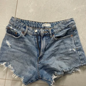 Jeansshorts - Jeansshorts från Gina Tricot, ganska använda men för små nu  Midrise💋