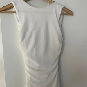 Vit klänning öppen rygg - Vit klänning med öppen rygg, jätte fin använd en gång. Storlek 34/36 (XS/ S)