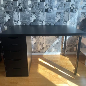 Svart skrivbord - Svart skrivbord i jätte fint skick, haft det i ca 1 år. Inga skador alls inte ens en repa.