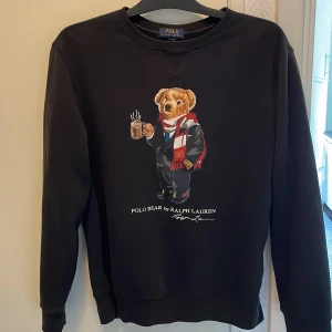 Tröja från Ralph Lauren  - Snygg tröja från Ralph Lauren med den klassiska björnen säljes. Använd fåtalet gånger, skick 9/10 Storlek S, den är lite tajtare i modellen.  Köpt för 999:-  Skriv vid minsta fundering.  