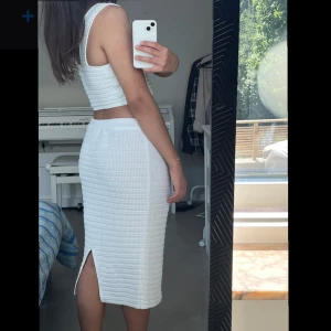 Stickad kjol och topp - Säljer ett superfint vitt stickat set! Toppen är i storlek S och kjolen i M. Har en tight passform som framhäver figuren. Den har en slits på baksidan av kjolen och den går att bära högmidjat eller lågmidjat om man vill. Perfekt för sommarens alla fester och tillfällen! 💖