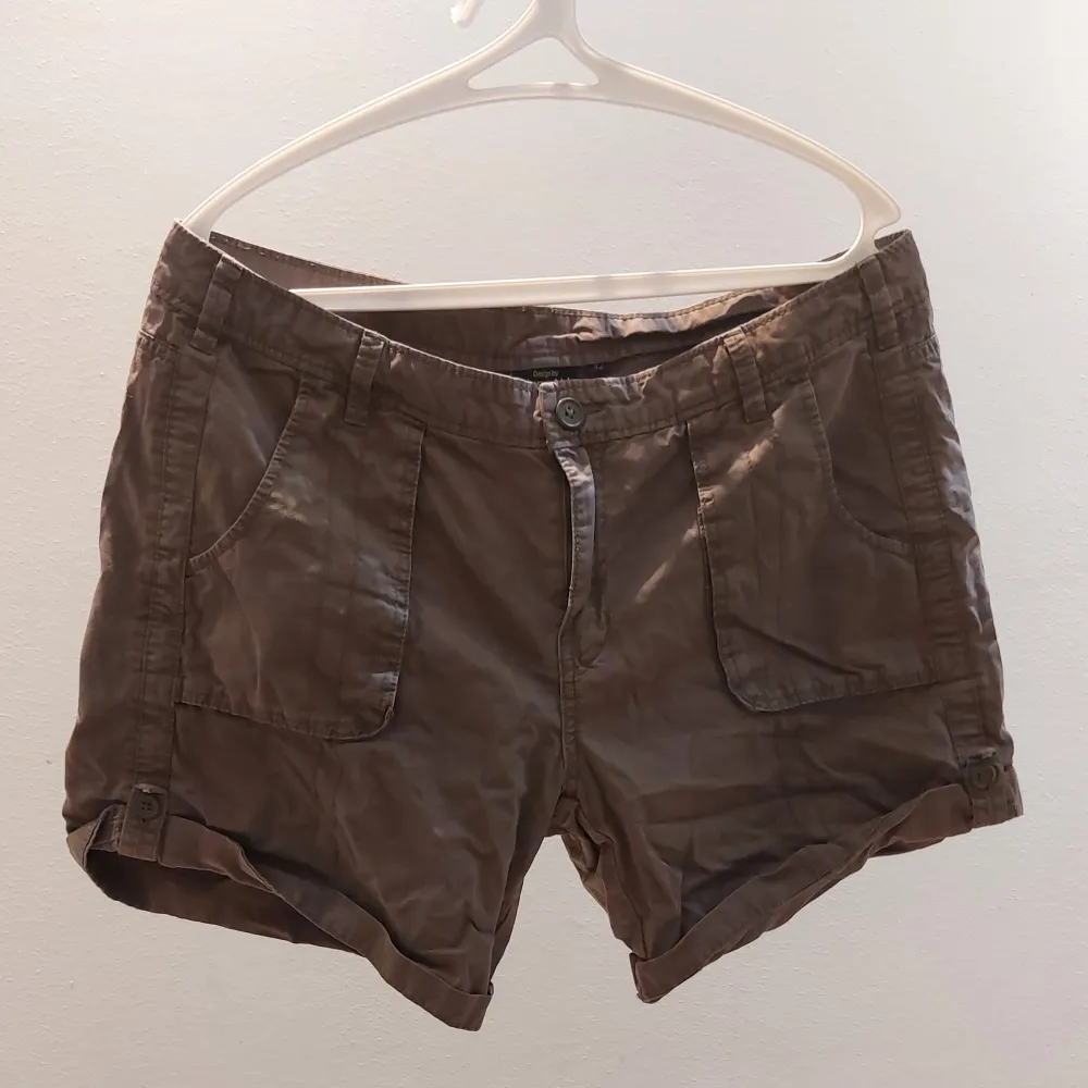 Säljer dessa vintage cargo shorts använt några gånger bra skick🫶🏼. Shorts.