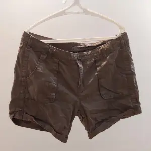 Säljer dessa vintage cargo shorts använt några gånger bra skick🫶🏼