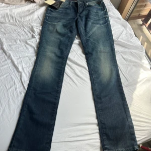 Vintage lowrise straight replay jeans - Nya med lappar kvar, men köptas för 10 år sedan ungefär! Alltså aldrig använda. Straight fit. Waits 27, length 32. 