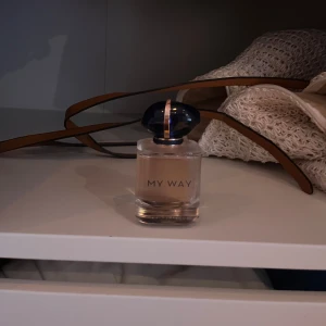 My Way perfym - Säljer min my way perfym giorigio armani!💕 hela är 50 ml och ni ser själva hur mycket som andvänds💕🙌 skulle säga tagit ca 10 sprut av den! Ny pris 949 