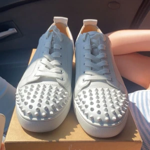 Christian Louboutin junior spikes - Storlek 43,5 allt og förutom kvitto finns, 8/10 skickar fler bilder privat om du vill