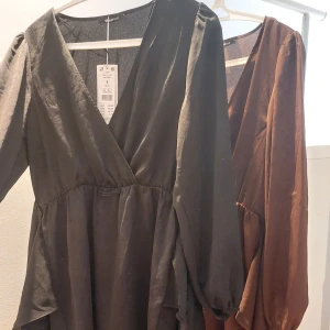 Klänning - Säljer dessa klänningar från Ginas kollektion. Ena är svart och den andra brun, det går att knyta de runt midjan på olika sätt, nypris 499 för en, säljer en för 299🖤🤎