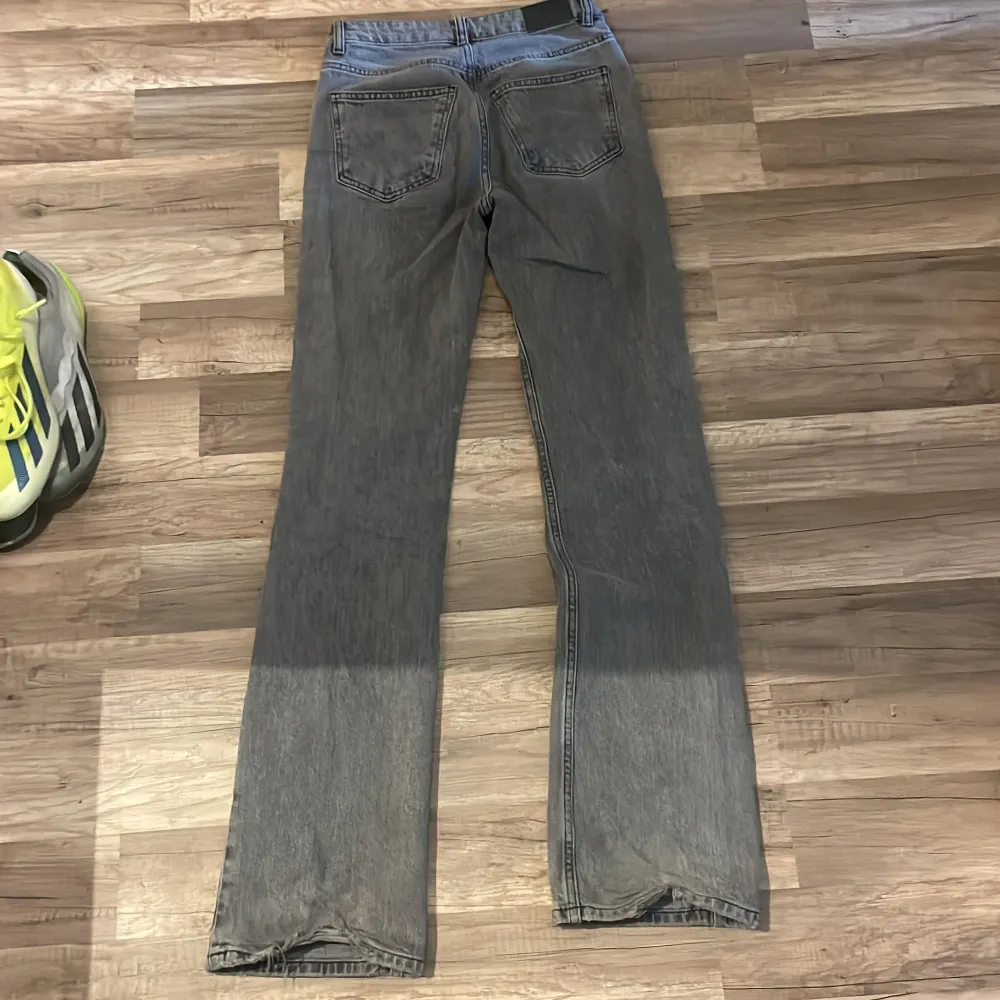 Jätte fina gråa bootcut jeans i stl. 32 från gina. Säljer pga för små för min syster 🥰 hör av er för frågor!. Jeans & Byxor.