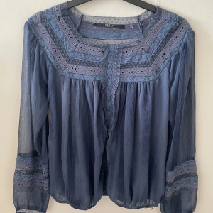 Marinblå blus  - Superfin blus som inte kommit till användning💕