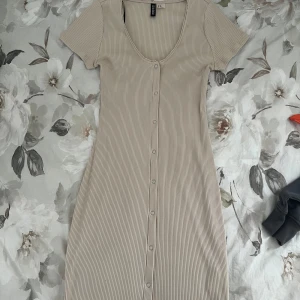 Supergullig klänning - Gullig klänning från hm som tyvärr aldrig blev använd, skön material💗💗 Alltid öppen till prisförslag!!