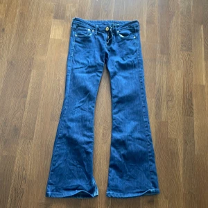 Lågmidjade jeans  - Jättebra skick, välanvänd. För små för mig jag är 158 cm. Små i storleken perfekt till hösten passar med allt