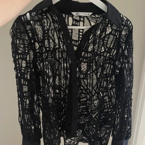 Blus  - Skjorta från zara. Använd få gånger, som nyskick  