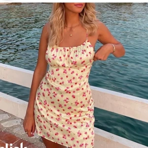 Blommig klänning - Så fin gul klänning med blommor!!! 🌸🌸🌸💗💗💗 