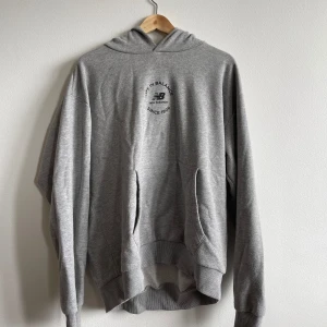 Grå new balance hoodie - Säljer min hoodie från New Balance, köpt på ASOS för 800kr🌼   Jag är 180cm lång och hoodien gick till midjan på mig