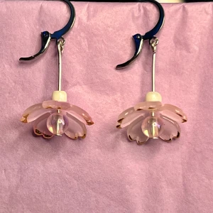 Hanging flowers🌸🤍 - Söta örhängen med rosa blommor och vita pärlor. Gjorda av mig, i rostfritt stål🌸🤍