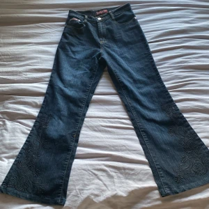 Flared jeans  - Jättesnygga jeans med fint mönster på, säljer de för att de kom aldrig till användning💕