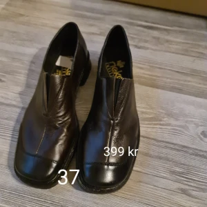 Bekväma skor - Nya skor, aldrig använt. Fina och bekväma. Prist går att diskutera vid snart och smidig affär. 