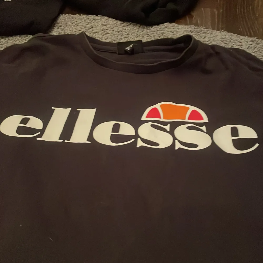 Ett sjukt stiligt ellesse set med både shorts och tshirt T-shirten är lite urtvättad. Inga defekter annars storlek 152-158 12/13 years. Färger svart vit orange och röd. Säljer detta billigt och om ni har några frågor eller är intresserade så skicka.. Shorts.