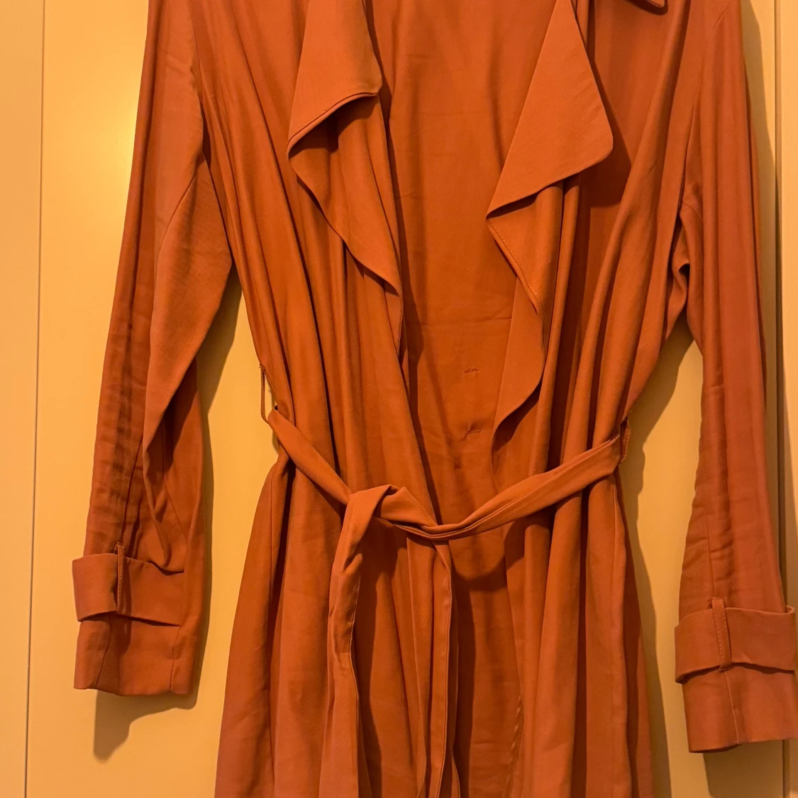 Rostfärgad trenchcoat med knytbälte