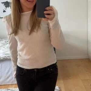 Långärmad blus  - Säljer den här superfina tröjan från Kappahl som är öppen i ryggen, använd kanske två gånger så den är i bra skick💖