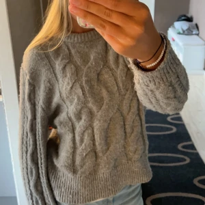 Stickad tröja - Stickad tröja från Gina tricot i bra skick, den här finns inte längre och säljer för att jag inte använder💕i storlek 158/164 men jag är s och den passar mycket bra. 