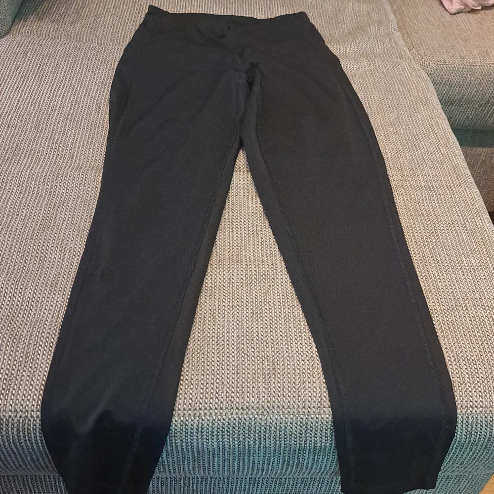 Säljer ett par svarta leggings i bra skick. De är högmidjade och har en tight passform. Perfekta för både träning och vardagsbruk. Materialet är stretchigt och bekvämt, vilket gör dem idealiska för alla typer av aktiviteter. Passar bra till både sneakers och stövlar. oanvänd. . Jeans & Byxor.