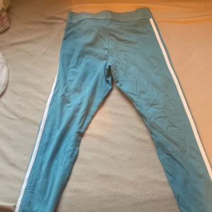 Snygga tränings byxor (adidas) - Oanvända adidas tränings byxor, storlek S. Hör av dig om du vill ha de.