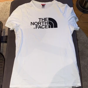Vit The North Face t-shirt  - En vit The North Face t-shirt i fint skick med storlek S 
