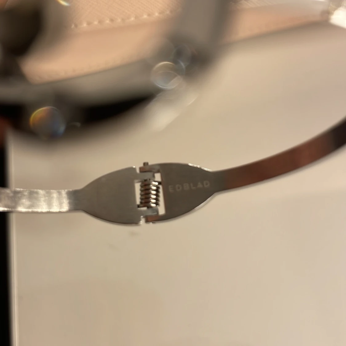 Silverfärgat armband med cirkeldetalj och stenar - 92