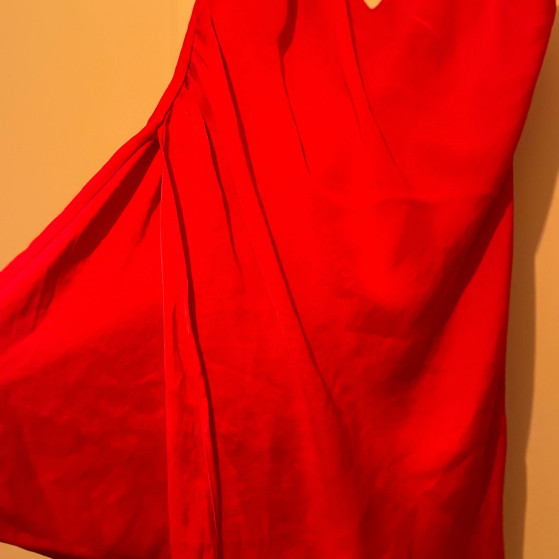 Röd kortklänning med smala axelband - 2