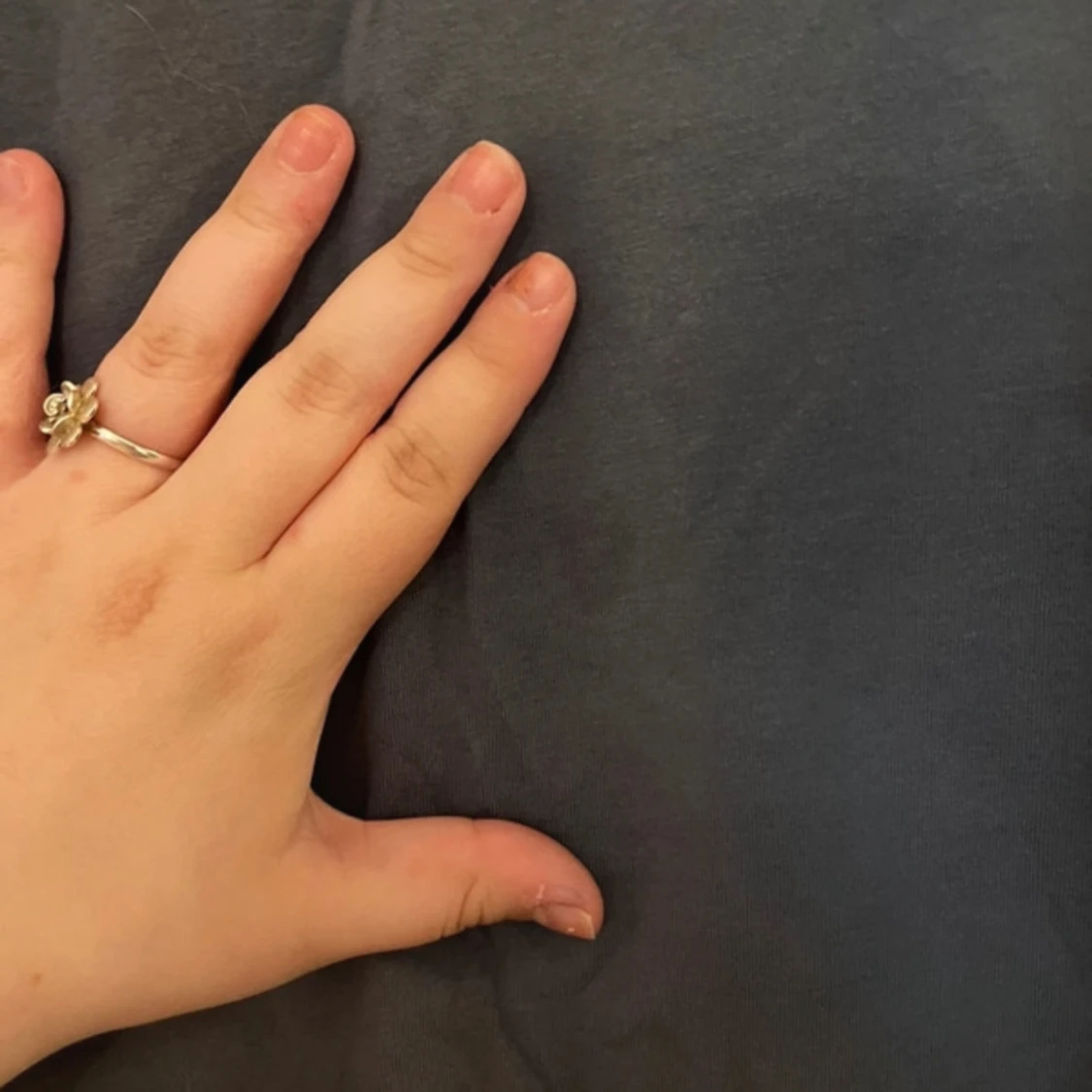 Grå t-shirt från Peak Performance - 90