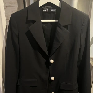 Svart klänning  - Svart klänning från Zara i storlek S men jag skulle säga liten S mellan 34-36 ,bra skick aldrig använt 