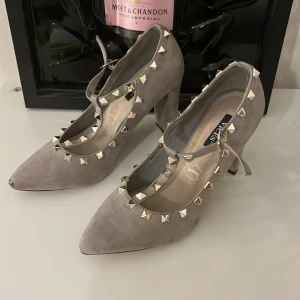 Grå mocka pumps med nitar - Säljer ett par snygga gråa pumps från Vices i mocka med nitar. Perfekta för fest!🩷skick som på bilderna!