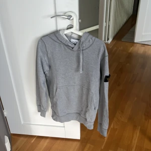 Grå hoodie från Stone Island - Säljer en grå hoodie från Stone Island i storlek S. jag köpte dem på Stone island i Stockholm, kvitto och allt medföljer. hör av er vid minsta funderingar.  Pris är diskuterbart.