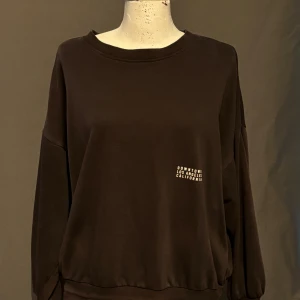 Svart sweatshirt från H&M - Säljer en svart sweatshirt från H&M. Den är superbekväm och perfekt för vardagsbruk. Tröjan har långa ärmar och en liten text på bröstet som säger 'Downtown Los Angeles California'. Den är i bra skick och passar perfekt till höst och vinter. Köp direkt eller ge prisförslag 💛