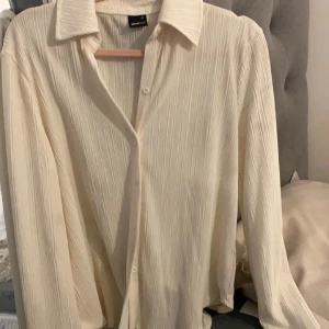 Skjorta från gina - Skjorta från Gina tricot. Använd 1-2 gånger i mycket fint skick. Stormen XS. 