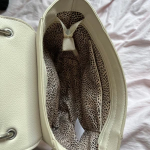 Beige/vit väska  - Beige/vit handväska