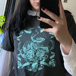 T-shirt med tryck  - Skit cool t-shirt med tryck. 