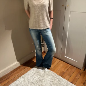 Lågmidjade bootcut jeans  - SÄLJS PÅ ZIZ UF FÖR CA 200KR BILLIGARE! passa på!  Instagram: ziz.uf23