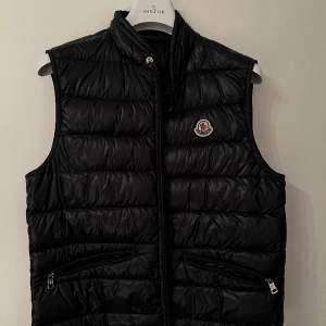 Mörkblå GUI väst  från Moncler, använd fåtal gånger och väl omhändertagen. Storlek i Moncler 2 och M i EU  Nypris 8.415:- säljes för 5.000:- 