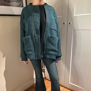 Grön jacka  - INTRESSEKOLL! På min snygga jacka från Carin Wester, vid bra prisförslag kan jag sälja🩷