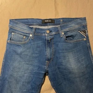 Replay jeans slim fit - Asfeta jeans från replay i storlek 33/34. Bra skick och skön stretch. Modellen står inte i jeansen men skulle säga att dom sitter som anbass. Skriv om du har några frågor🤝