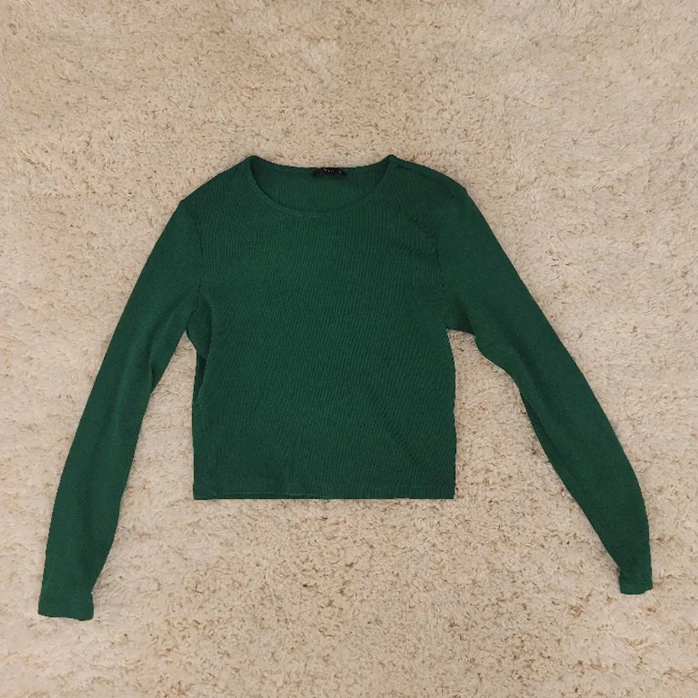 En klargrön långärmad topp/tröja! Köpt från ONLY men har knappt använt den sedan dess, så den är i väldigt fint skick💕 Storlek Medium💫. Toppar.